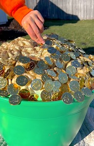 easy DIY pot of gold ☘️ This arts and crafts video shows how to make an amazing pot of gold perfect for St. Patrick's Day. #stpatricksday #DIY this original video was produced by rick lax network media and brooklyn b | Home Hacks & Easy Snacks