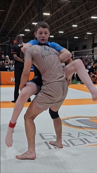 Is this Jumping a Submission? 🤔 #jiujitsu #submission #martialarts #grappling #shorts