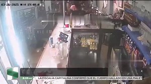 222K views · 2.1K reactions |  Agresión en Bar de #Naucalpan Una cámara de seguridad captó el momento en que una trabajadora fue atacada con botellas por un sujeto. A pesar de los intentos de otros por contenerlo, la mesera resultó afectada. La policía ministerial investiga el caso. La información en #HechosDomingo. | Azteca Noticias | Facebook