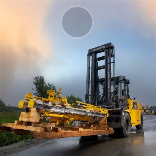From pumpkins to pallets, the FH160 is built to lift big. 💪 Heavy-duty power, unmatched reliability — that’s Komatsu strength in action. Visit our website to learn more about our forklift lineup: https://bit.ly/4nnK6NJ #komatsu #komatsuforklift #builtforheavylifting #pumpkinseason | Komatsu North America