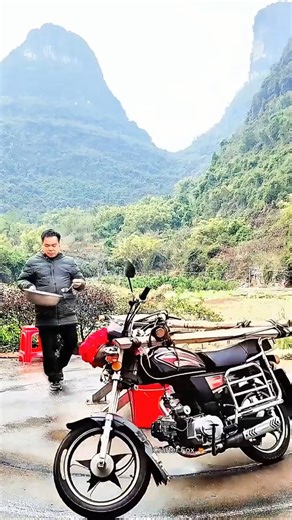 An efficient and easy way to grind soybeans: a motorcycle powers a stone mill