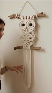 Hacer un búho de macramé es un proyecto clásico y gratificante🦉. Para que sea apto para principiantes, utilizaremos una estructura simple y el nudo cuadrado (o plano) intercalado, que es el que me pediste para el cuerpo. Aquí tienes la guía paso a paso: Materiales • Una rama de madera natural (de unos 20-25 cm). • Cuerda de algodón de 3mm o 4mm (color beige o marrón). • 2 cuentas de madera negras (para los ojos). • Tijeras y peine. Paso a paso 1. Preparación de las cuerdas Corta 10 cuerdas de 2