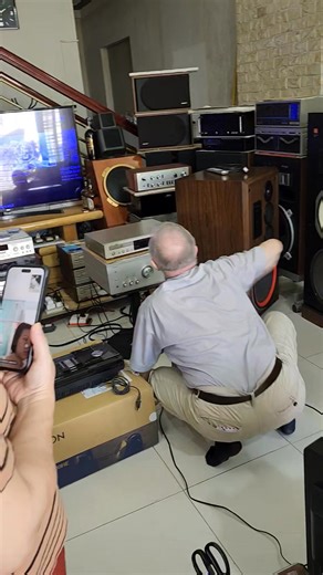 Hân hạnh đón bác Rechage 70 tuổi, Vương Quốc Bỉ, công tác tại Huế đến shop Hoàn Vũ Audjo Quảng Ngãi, trải nghiệm nghiệm âm thanh và mua cặp JBL Control 12SR USA Bass 30cm, xin chân thành cảm ơn bác, chúc bác nhiều sức khỏe, thành công và nhiều may mắn...! | Hoàn Vũ audjo