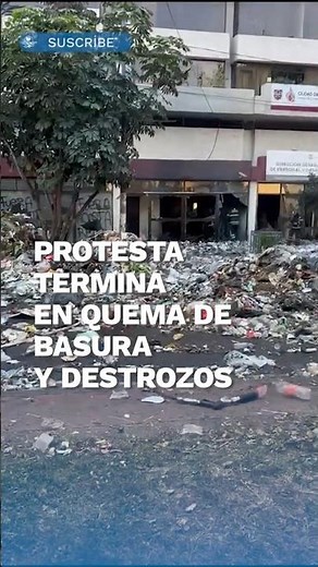Trabajadores de limpia del Gobierno de la CDMX exigen atender sus demandas laborales quemando basura