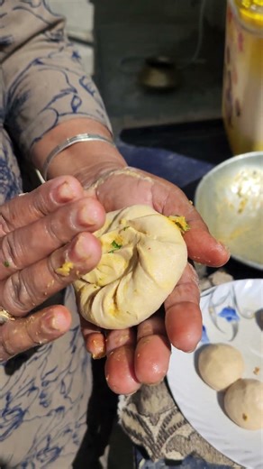bebe de hend di aalu vali misi roti 🥪👌👍