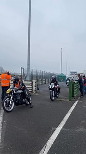 𝐓𝐡𝐞 𝐋𝐚𝐧𝐝𝐬𝐝𝐨𝐰𝐧𝐞 head to the grid for their third race of the weekend as CRMC - Classic Racing Motorcycle Club action continues here at Mallory Park 🏍️ | Mallory Park Circuit