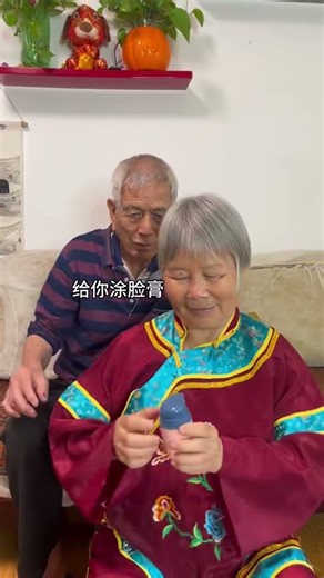 Today is May Day holiday. Grandma wants to dress up and go to the square. #HeartwarmingMoment