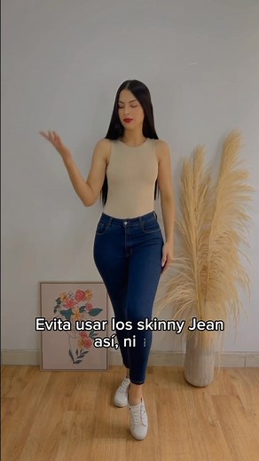 ¿No sabes cómo combinar tus Skinny Jeans y que se vean bien? 🥰🙌 Opta por prendas superiores sueltas para darle estructura a tu ouftit, también podrías agregar una tercera prenda para elevar tu look 🌸💫 . . #tips #skinnyjeans #pantalones #pants #viral #moda #peru #prenda