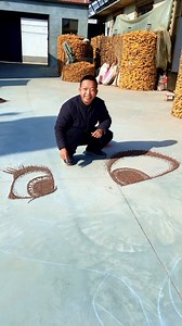 Zhou Mingxing is a Chinese land artist who creates large-scale portraits and animal images using corn kernels as his medium. Working directly on concrete in his yard, he places each kernel by hand, slowly forming intricate compositions that reveal their full impact only when seen from above. His work elevates humble agricultural materials into striking, expansive artworks driven by patience and precision. Artist: 周明星 / ztk19920102 on Douyin #art #landart #corn #artist | Sketch Daily Dose