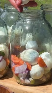 Verduras y huevos en conserva, preparados con amor y tradición. Capas de sabor y cuidado en cada frasco. #Conservas #CocinaTradicional #RecetaCasera #Cocinar | Cocina en la Naturaleza