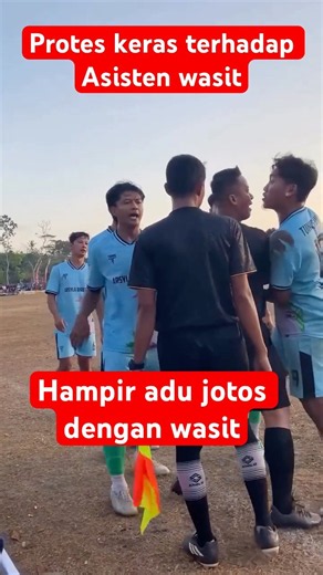Protes keras terhadap asisten wasit #football #sepakbola #shortvideo #tarkam