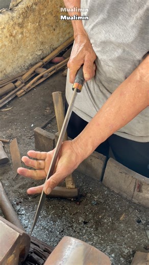 the process of attaching a hunting knife handle #blacksmithindonesia #blacksmith_callenge #traditional_iron_cuting #CulturalHeritage #metalworking #metalworking #metalart #blacksmithing #handmade #anvil #forging | Mualimin