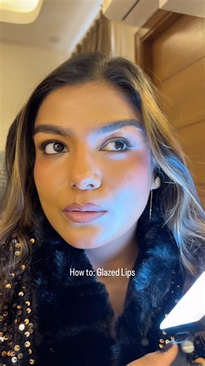 Shiny glazed lips tutorial how to get shiny plumpy lips with lip gloss makeup artist italy india mua