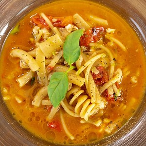 La pasta in brodo di pesce è uno dei piatti preferiti del nostro Chef Nicolò, così ha deciso di trarre spunto da una celebre ricetta di uno degli chef che più ama, il grande Moreno Cedroni. Si tratta di una rivisitazione ovviamente e soprattutto di una semplificazione, perché l'intento è quello di renderla fruibile a tutti. Se volete sentirvi chef stellati per un giorno guardate il video integrale sul nostro canale YouTube. Ricetta completa: http://bit.ly/pastaammiscatagallinellacedroni | Chef i