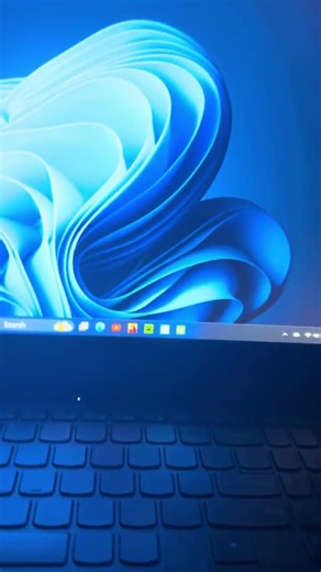 How do I change the background on the laptop? ￼