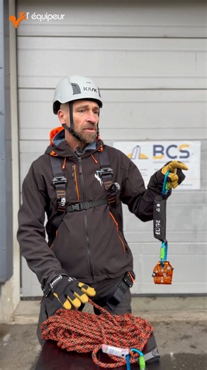 l'équipeur on Instagram: "👷🏼‍♂️ Tutos de Jojo – Monter sur un toit en sécurité, ça commence au sol Pascal vous montre en vidéo les différentes solutions pour installer correctement une corde antichute avant même de monter sur le toit, en fonction de la configuration du chantier. 👉Perche, Pop’khoorn, Vortex, sac à lancer ou encore un accès existant comme une échelle à crinoline, chaque situation a sa solution. 🎯Choisir la bonne méthode d'installer sa corde selon la typologie du toit pour ensu