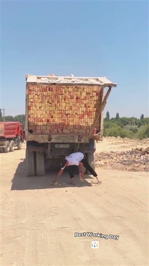Méthode ingénieuse: décharger un camion avec une seule brique