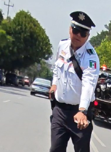 Cuando recuerdas que tienes libre albedrío y tomas tus precauciones. A principio de año ya me habían detenido el mismo escuadrón porquería, me despojaron de mi moto, herramienta de trabajo a mi nombre y en regla. PD: el retén es ilegal, no hay señalamientos y te paran hombres, en Toluca solo pueden detenerte el libre tránsito las mujeres y solo si hay una sospecha razonable. PD2: NUNCA ALEATORIAMENTE, MUCHO MENOS POR REVISIÓN DE RUTINA, PREVENTIVA O COMO LE LLAMEN A SU OPERACIÓN CORRUPTA. PD3: y