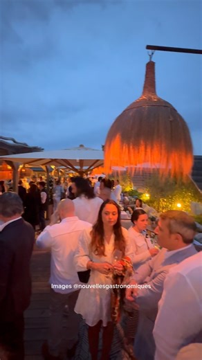 🌴 Soirée Blanche - est le Before des CHEFS FÊTENT LES PRODUCTEURS ET LES ARTISANS à Saint-Tropez, qui se déroule du 3 au 5 mai 2025 sur la place des Lices. La veille, ce rendez-vous est un moment privilégié, de retrouvailles, en toute convivialité, avant l’inauguration officielle du lendemain 🌴 « C’est chez Bertrand Luftman, propriétaire du Kon Tiki Ramatuelle, que la soirée se déroule pour le remercier d’être un partenaire fidèle de l’événement, qui héberge tous les producteurs invités », men