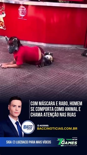 Luiz Bacci on Instagram: "Uma pessoa se comportou como um animal na Chinatown, causando curiosidade e confusão entre os transeuntes. O indivíduo, identificado como Therian, usava máscara e rabo, se arrastava no chão e rolava de um lado para o outro, enquanto algumas pessoas jogavam comida, como se estivesse em um zoológico. Therian é uma pessoa que sente uma forte conexão com um animal específico, acreditando ou expressando características físicas ou comportamentais desse animal. No caso observa