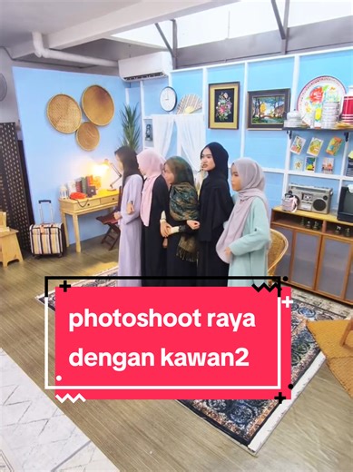 JOM BERGAMBAR RAYA BERSAMA YANG TERSAYANG DI STUDIO KAMI!! photoshoot bermula 21 FEBRUARI 2026 hingga habis raya. CUTI: 19 - 22 MAC 2026. 23 Mac open semula 😉 ✅ Ada 2 set background yang berbeza. Boleh pose setiap sudut. ✅ Studio luas. ✅ Wifi pun ade. ✅ Parking banyak ✅ Photographer mesra Alam. ✅ Tak pandai possing kita ajar. ✅ Muat untuk family besar. maksima 20-30 org dewasa. Lokasi: Ijok KUALA SELANGOR. berdekatan PETRON ijok atas KLINIK PERGIGIAN ACE, sebaris Little Caliphs Ijok. WASAP UNTU