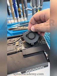 🌟 Devenez Expert en Maintenance Informatique ! 💻 Accès à vie à la Formation - Apprenez à Votre Rythme ! Vous souhaitez maîtriser la maintenance informatique et vous lancer dans une carrière prometteuse ? Avec notre formation complète, vous serez prêt à relever tous les défis du domaine ! Ce que vous allez apprendre : ✅ Maîtrise des Composants Informatiques : Distinguez et manipulez les éléments physiques et logiques d'un système informatique. ✅ Détection et Réparation des Anomalies : Apprenez 