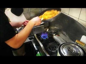 [フライパンの振り方]ケチャップライスの仕込み風景 ６～７人前の御飯を折り畳むように振ってこぼさないように作ります。