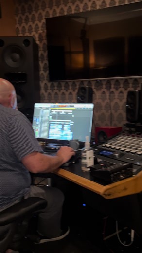 “Ever wonder why Leon Thomas and Coco Jones’ songs sound THIS clean? I met the guy behind it — Jean Marie — and what he told me… completely changed how I think about mixing.”#viral #engineer #fyp #MixingEngineer