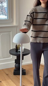 Verwandle deinen Innen- und Außenbereich mit warmem, stimmungsvollem Licht! Die Aurora Akku Stehleuchte kombiniert modernes, kabelloses Design mit maximaler Flexibilität. Dank integriertem Akku kannst du sie überall aufstellen – ob im Wohnzimmer, auf der Terrasse oder im Garten, ganz ohne Steckdose. Ihr warmweißes Licht mit 2700K schafft eine gemütliche Atmosphäre und lädt zum Entspannen ein. Die langlebige LED-Technologie ist energieeffizient und sorgt für eine natürliche, harmonische Farbwiede