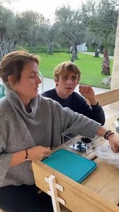 Du lever à 14h la vie d’Enzo ( et la notre) c’est comme une partition de musique classique. Aucune improvisation possible! Depuis 2 ans maintenant on travaille sur des changements de routine l’après midi. Petit à petit on apprend à Enzo à gérer les imprévus et surtout à s’assouplir un peu!! Aujoudhui j’ai remplacé la promenade par une activité manuelle! Avec les jumeaux on avait besoin de temps! La maison brille pour le retour de papa et maman ♥️ #autisme#routine#tsa#autiste#deficienceintellectu