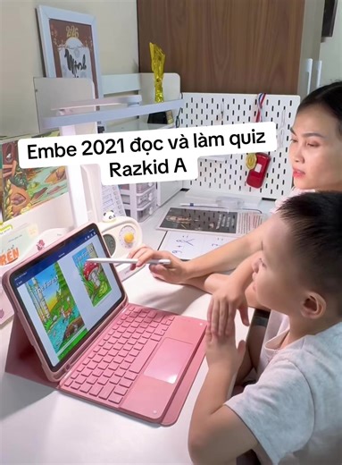 Tớ vẫn đọc và làm quiz razkid mỗi ngày các bạn ơi. Tính ra app razkid mẹ cháu mua fomo theo các mẹ từ 1,2 năm trước rồi, năm nào cũng gia hạn nhưng thật sự không phải thời điểm nào cũng thích hợp để đọc razkid. Như Bia nghe loa, học fed, học Little fox và Nho, nghe - nói tầm 1,2 năm rồi bây giờ mới chuyển qua giai đoạn đọc, đọc hiểu khi làm quiz ở Razkid A.#buiminhkhang #cùngconlớnlên2021 #hoctienganhcungbe #razkid #xuhuong