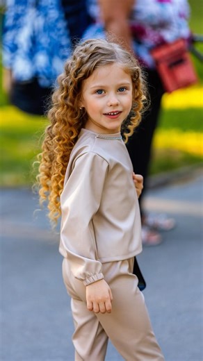 Future model, what do you think? ✨ #streetphotography #FutureStar #LittleModel #CuteGirl