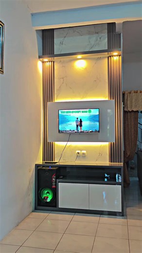 Backdrop tv minimalis simple ✨ ,, Mbak Devi Sidoarjo. Yang mau seperti ini bisa kami wujudkan langsung loh 😍😍 Bisa custom sesuai keinginan dan budget loh😍😍 segera konsultasikan kepada kami gratis 👇👇 Kami juga menerima pesanan seluruh area Jawa Timur meliputi : - Kitchen set - Backdrop tv - Partisi/penyekat ruangan - Minibar - Lemari custom - Bed custom - Meja rias - Kusen pintu jendela - Renovasi rumah dll Info harga, konsultasi gratis, dan pemesanan bisa hubungi : 085-607-575-264 085-790-