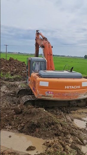 Máy múc đất ở cánh đồng để làm đường! #bingbong #beyeu #dochoi #maymuc #mayui #mayxuc #xebon