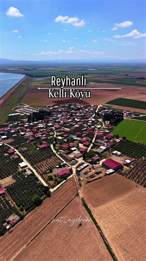Reyhanlı’da böyle bir manzara olduğunu biliyor muydunuz? 🧐 Kelli Köyü’nde barajın maviliğiyle buluşan bu evler, bölgenin gizli kalmış bir cevheri gibi. Gökyüzünden bakınca her şey çok daha büyüleyici… ☁️📸 #hatay #reels #keşfet #reyhanlı #drone
