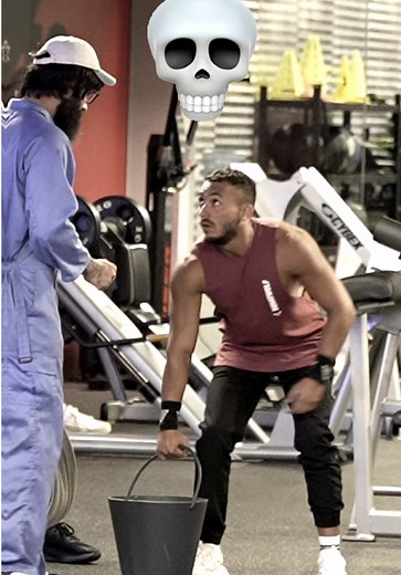 Prank de Anatoly con cubeta de 32 kg en el gimnasio