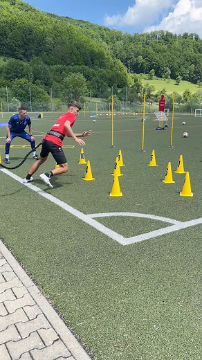 💥🏃‍♂️ Get ready for the turbo boost! 💨💪 The Power Bungee Belt 15 for sprint training increases your speed and explosiveness. Thanks to the quick-release system, you're ready to go right away. 🔥 Here's how you can upgrade your football training with the Power Bungee Belt: ✅ Resistance Sprints: Attach the Power Bungee belt around your waist and have a partner control the resistance. Sprint at full intensity for short distances to improve the explosiveness of your takeoff. Alternate between st