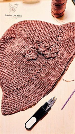 De un hilo de tela a una pieza que cuenta una historia. 👗🧶 🪡 Crear ropa es como construir una arquitectura para el cuerpo. 🧶 Ya sea con el gancho de crochet o con la tijera sobre la tela, busco que cada prenda te haga sentir única. ¿Te gusta el crochet tanto como a mí? Dale ❤️ si usarías este diseño. 🛍️ Al comprar algo de mi tienda, estás apoyando directamente mi formación técnica en el mundo del diseño. 🔗 Link en mi bio #CrochetLovers #CorteYConfeccion #ModaLenta #DiseñoIndependiente #Hec