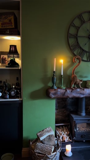 Spot the sausage? 🐾😂 #cottagelife #winter #sausagedog #home