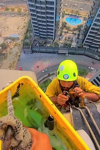 Ye Kam Be Mushkil Hai or Garmi Be hi 😢❣️ Please Facebook Team Unfrezzmyfacbookpage 🙏 This is My Original Content unfrezzmypage ☝️❤️‍🔥 #arabstarropeaccess #foryou #fbreels #rashidarabstar | Arab Star Rope Access