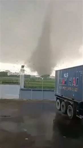 Indonesia 🇮🇩🌪️A destructive tornado caused widespread damage to several homes in Ngacir Hamlet, Demak Regency, Central Java, Indonesia, today, May 2, 2026.#Tornado #Indonesia