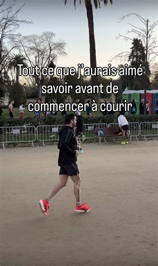 Tu débutes la course à pied ? Voici 8 choses que je ferais immédiatement si je recommençais aujourd’hui depuis zéro 👇 1️⃣ J’investirais dans des chaussures de course adaptées 👟 👉 Une mauvaise paire = douleurs assurées. Il te faut des chaussures adaptées à ta foulée, pas juste un modèle stylé. 2️⃣ J’alternerais marche et course au début 🚶‍♂️🏃‍♂️ 👉 Pour construire une base solide sans traumatiser les articulations. L’objectif, c’est la régularité et l’adaptation du corps, pas la performance.
