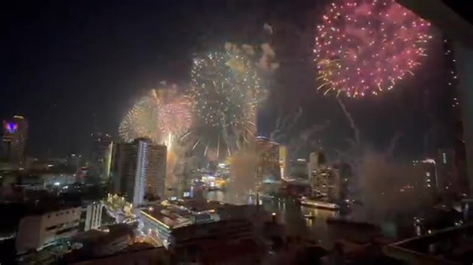 NEW YEARS EVE....Bangkok Chao Phraya River @ Icon Siam #fireworks #bangkok #iconsiam #centralworld #onebangkok #thailand #newyearseve #chaophraya | Thailand Travel