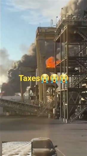Massive Explosion at US Oil Refinery – Breaking News