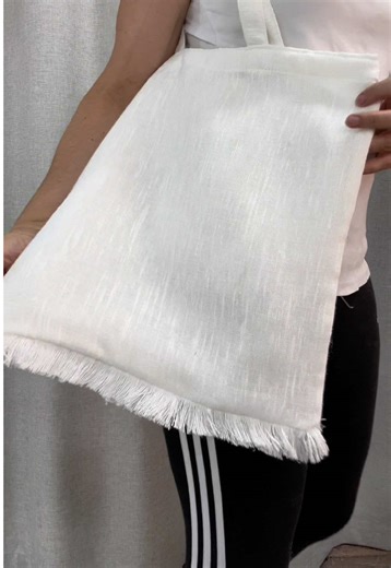 Bolsa con retales de un visillo de lino, sacándole hilos para hacer fleco. #totebags #bolsa #bolsos