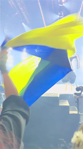 When security guards snatch two Ukrainian flags just 30 seconds after they were taken out—so fast that you barely even realize what happened—Florence notices it and, clearly upset, starts demanding that the flags be returned while continuing to sing the song. They bring them back, pass them to a girl in the front row, and she waves them (thank you so much for that). We all breathe out in relief, Florence smiles, we cheer and jump—and all of this happens during a song the video for which was actu