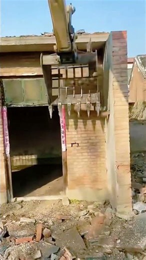 the process of an excavator dismantling a house #shorts