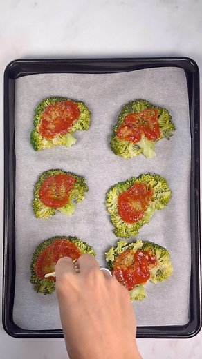 SMASHED BROCCOLI PIZZA! 🥦Ingredients* 1 broccoli* Tomato sauce* Grated mozzarella/ cheddar cheese or ParmesanMethod1. Preheat the oven to 200°C (420°F)2. Steam the broccoli for 2-3 minutes, or until just tender. Then allow to cool slightly.3. Once your broccoli is cool enough to touch, divide it into florets then pour out onto a baking tray.4. Use a glass, or anything with a flat bottom, to press down on each floret and ‘smash’ it. This increases the surface area of the broccoli which will help