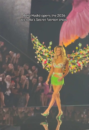 #BellaHadid opens the 2026 #victoriassecretfashionshow. 🩷 Video: Hypebae #vsfs #victoriassecret #vsangel