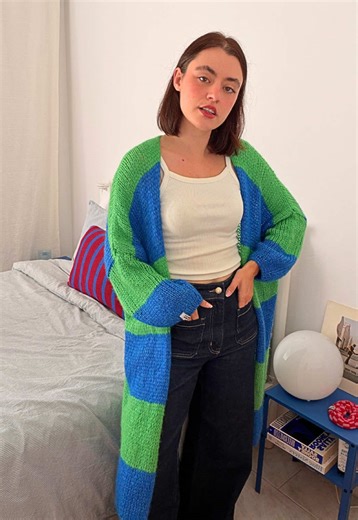 The Popsicle Cardigan 🍦 An easy knit that instantly transforms a simple outfit. Beginner friendly and perfect for layering your spring outfits. The pattern is available through the link in my bio ✨ #knittingpattern #knitwear #springoutfits #knitcardigan #summerknitting
